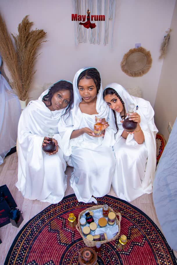 سيدة سودانية جميلة تبتسم وتضع أحد منتجات ميرم